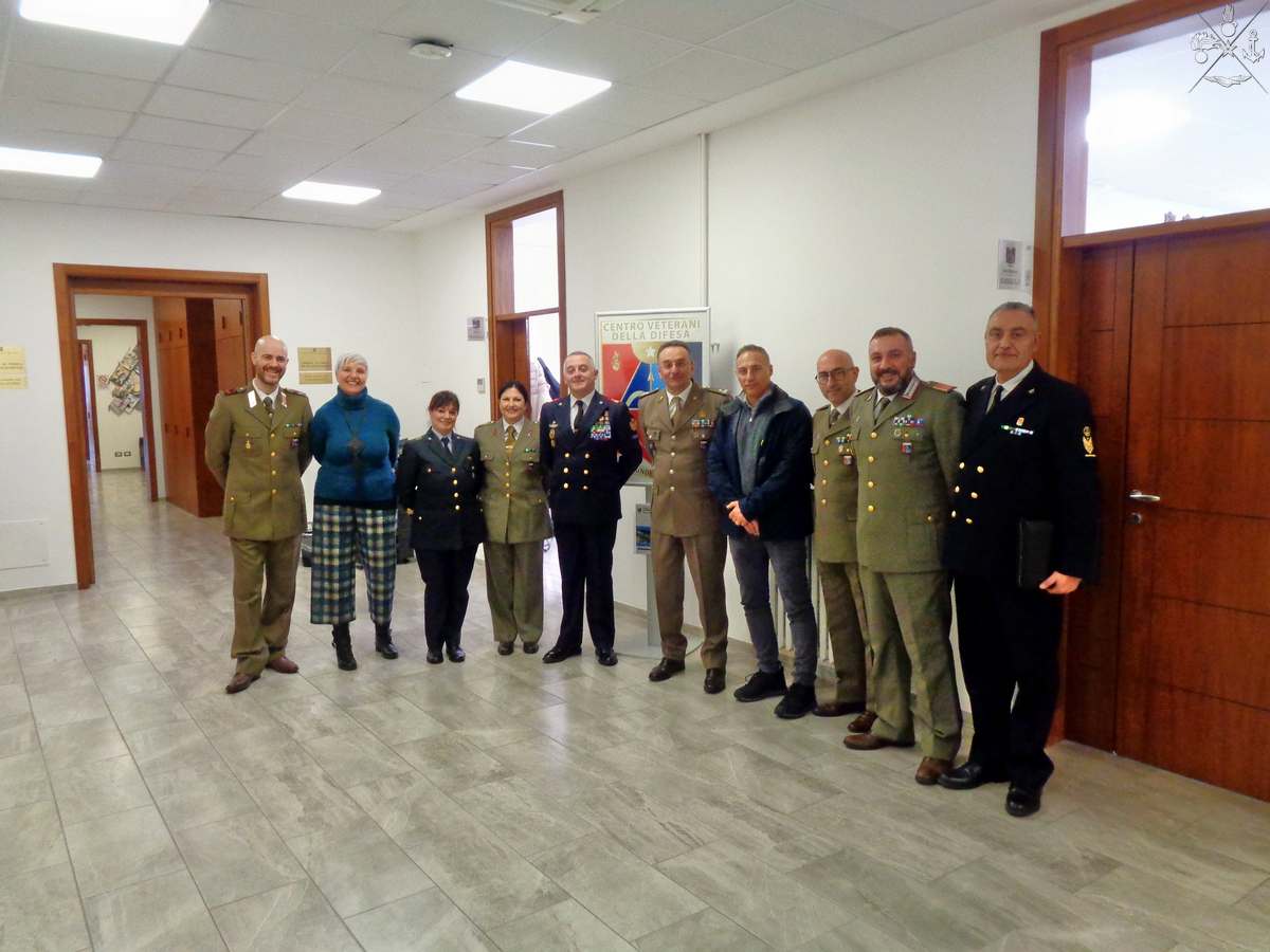Il Sottufficiale di Corpo della Difesa visita il Centro Veterani della Difesa