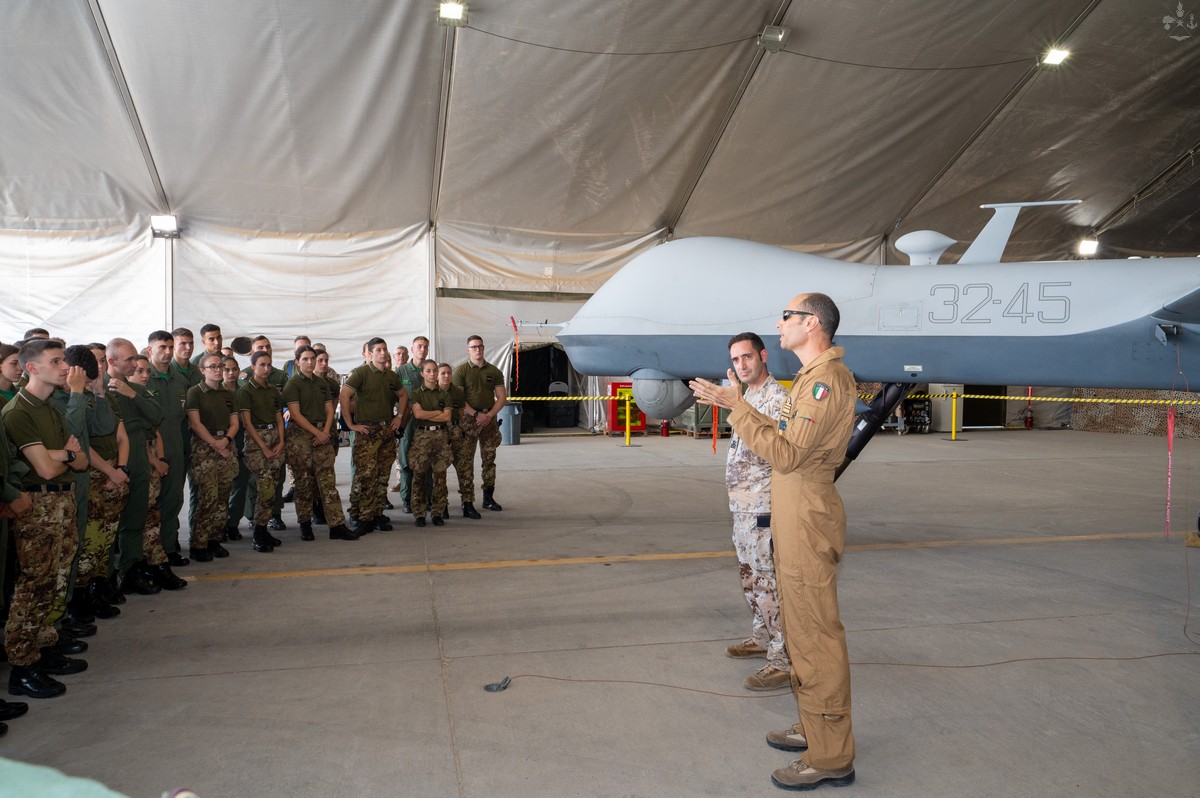 Delegazione dell’Accademia Aeronautica in visita al contingente italiano in Kuwait