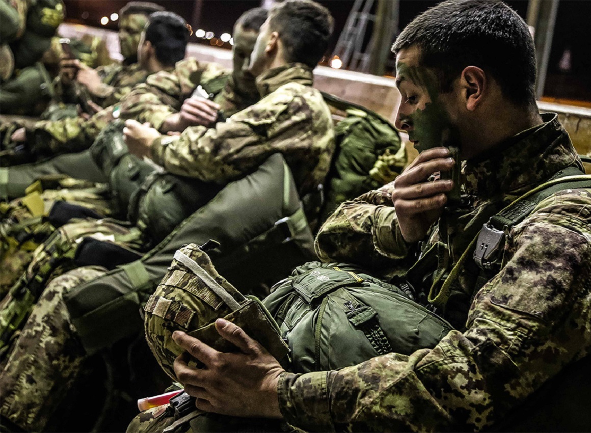 Esercito Italiano: VFP1 del 187° Folgore al lancio notturno Esercito Italiano: VFP1 del 187° Folgore al lancio notturno