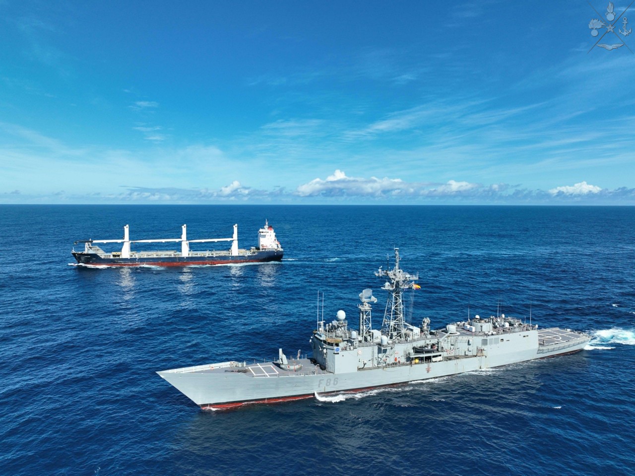 Mercantile Basilisk abbordato dai pirati, le navi dell'Operazione Atalanta prestano soccorso