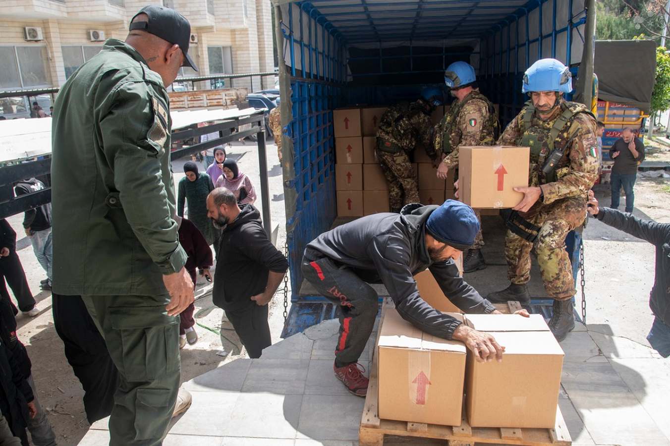 Libano: i “Caschi Blu” italiani consegnano aiuti umanitari agli sfollati del sud
