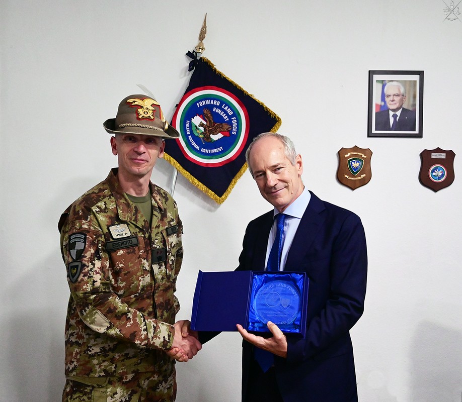 l’Ambasciatore Italiano in visita alla base di Camp Croft