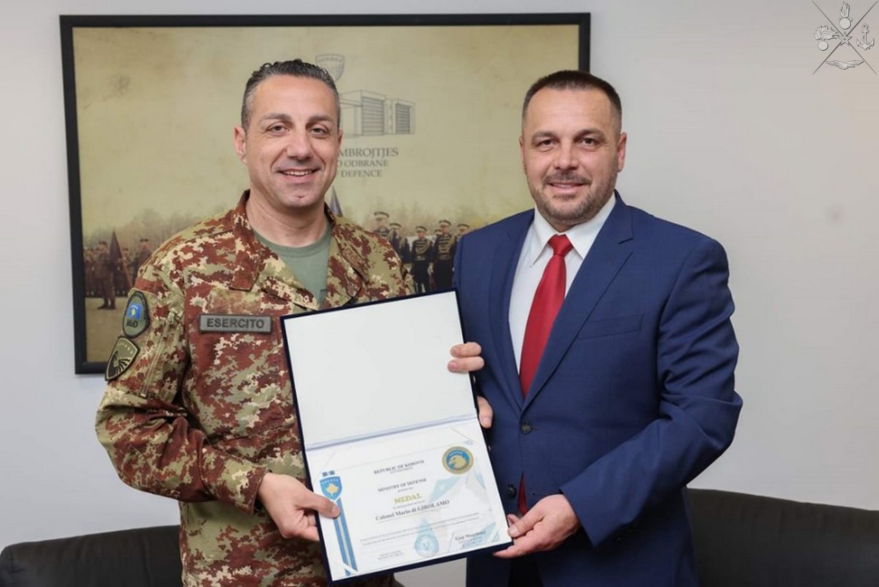 Kosovo: consegna onereficenza al Col. Mario di Girolamo dal Ministro della Difesa Ejup Maqedonci