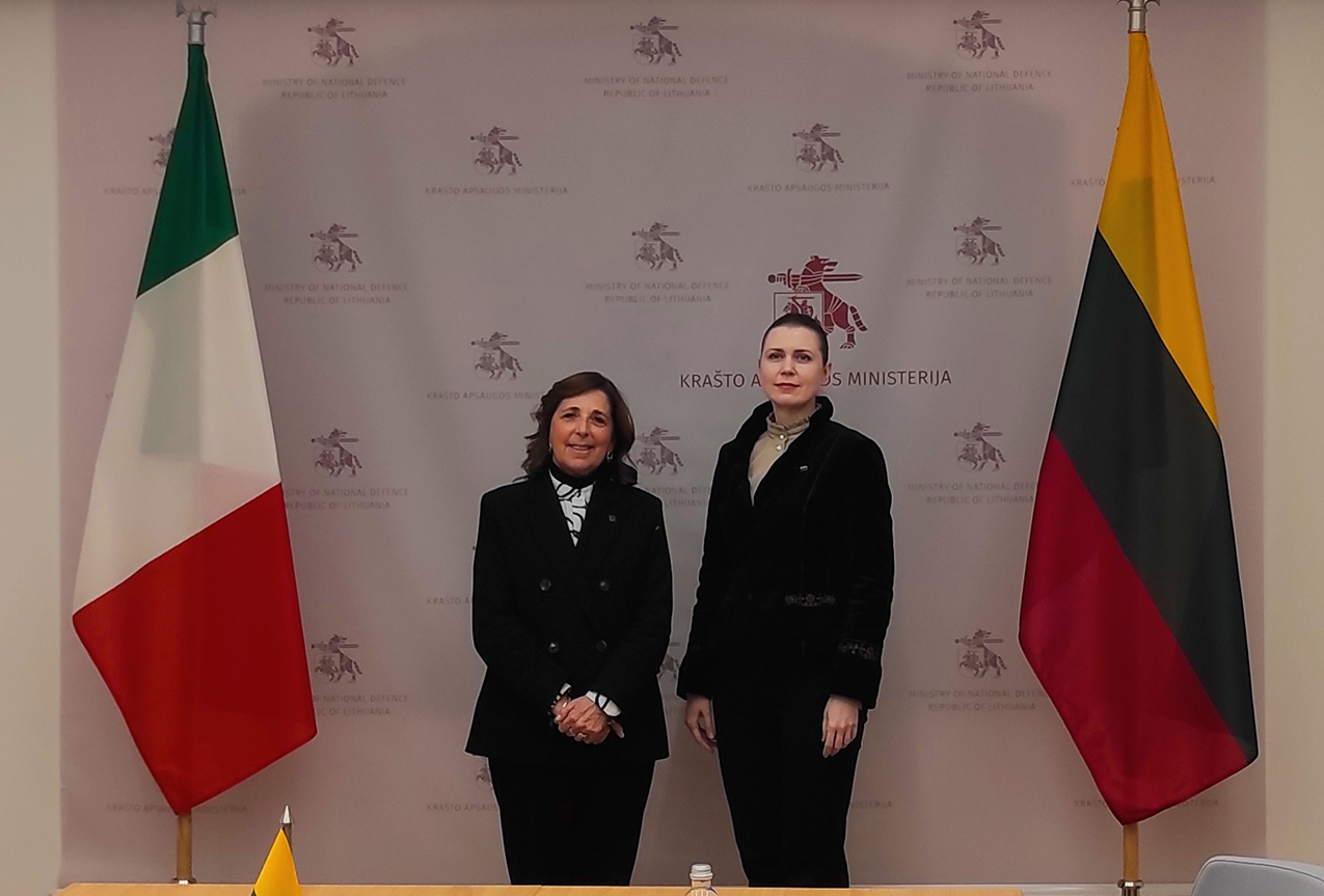 Il Sottosegretario Rauti con il Ministro della Difesa lituano, Dovile Sakaliene Il Sottosegretario Rauti con il Ministro della Difesa lituano, Dovile Sakaliene
