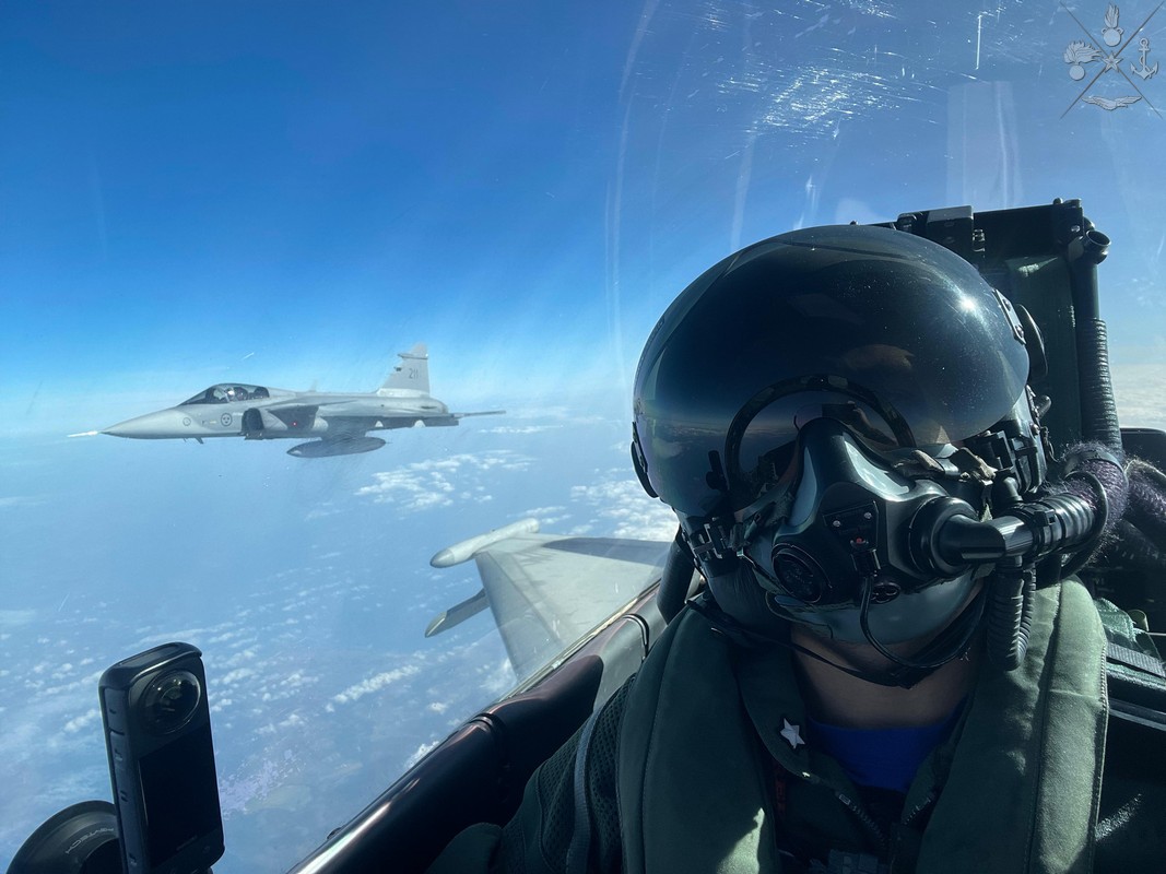 Baltic Air Policing: Esercitazione congiunta tra gli Eurofighter Typhoon italiani e i Gripen svedesi