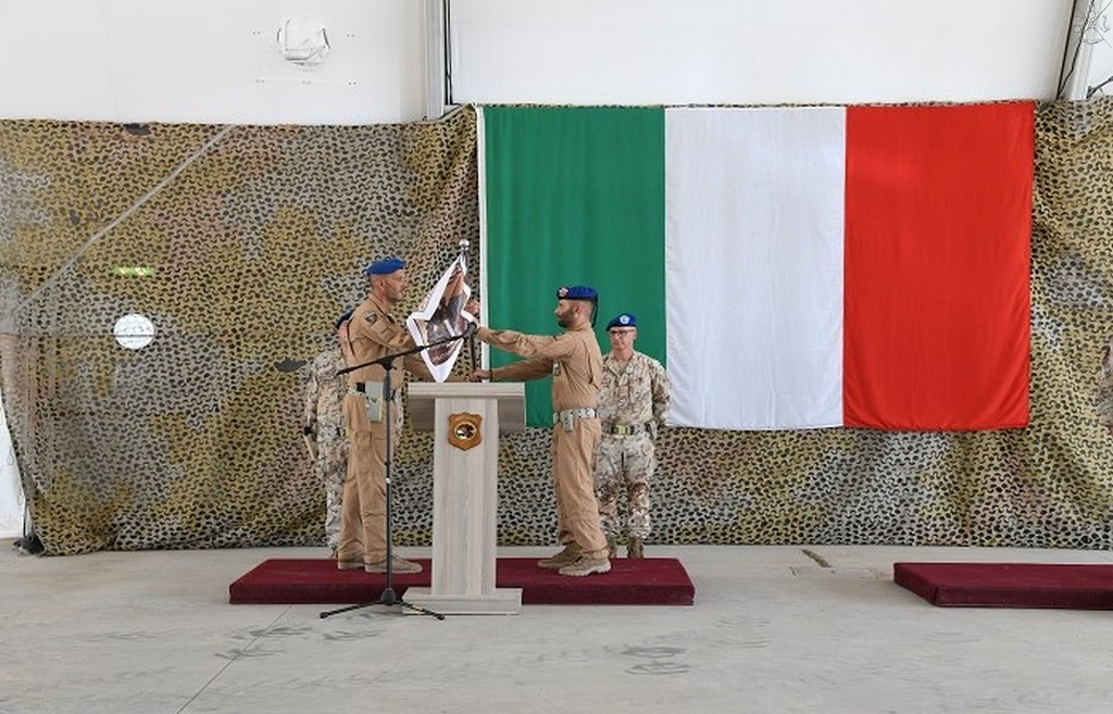 Il formale passaggio di consegne tra i comandanti
