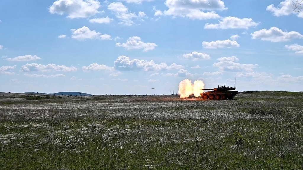 Missione Ungheria, militari italiani impegnati in continue esercitazioni: Blindo Centauro in azione