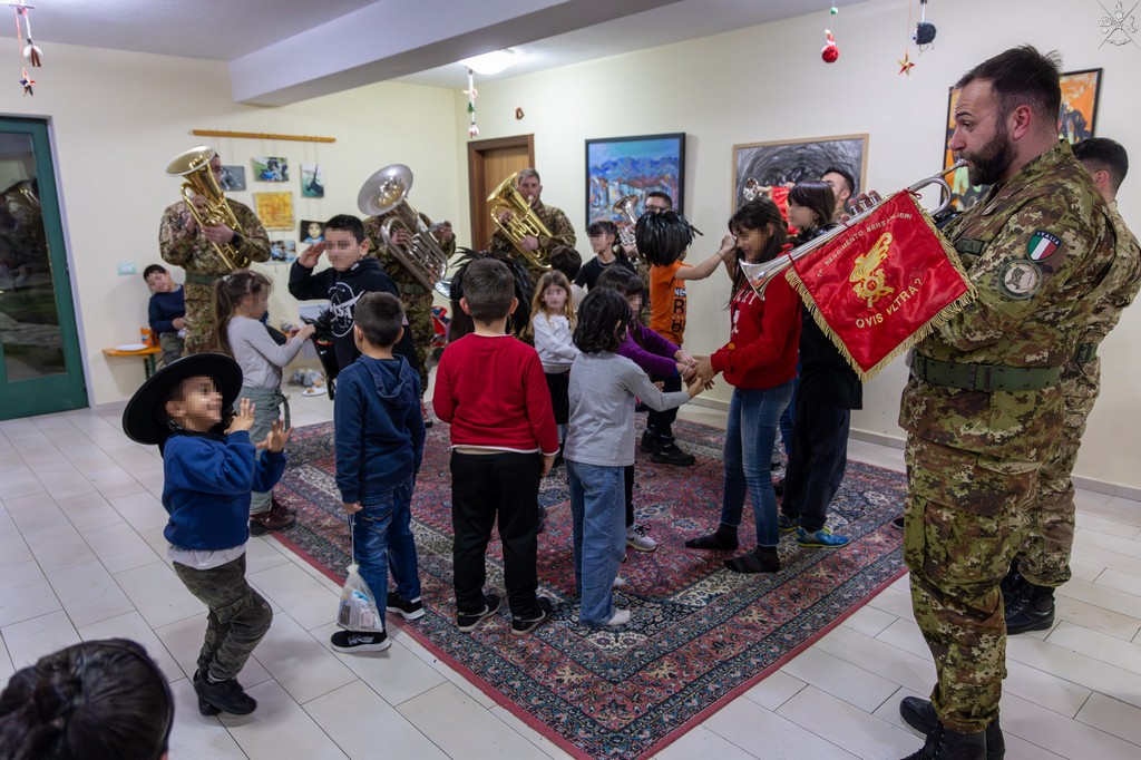 Missione Kosovo, consegna doni natalizi ai bambini di Casa Umbra