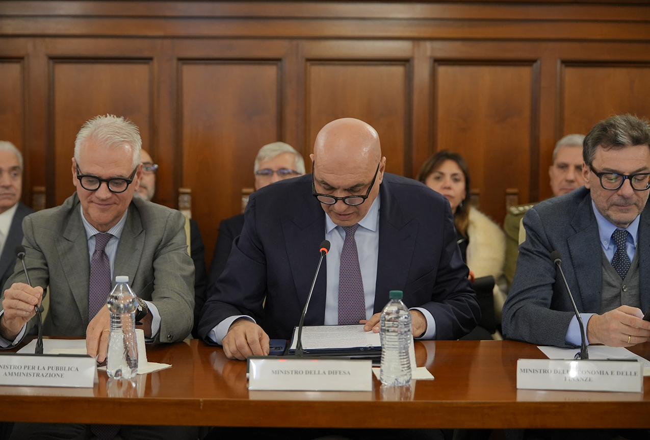 Firma accordo per rinnovo contratti comparti difesa-sicurezza Firma accordo per rinnovo contratti comparti difesa-sicurezza