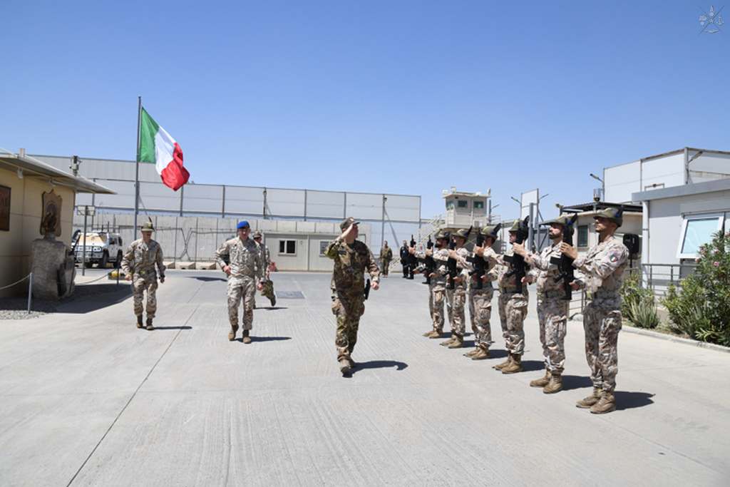1. Il Generale Piasente riceve gli onori militari