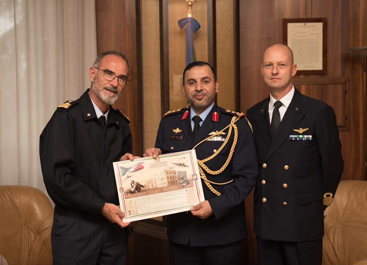 La leadership della Scuola di Aerocooperazione saluta il MA UAE
