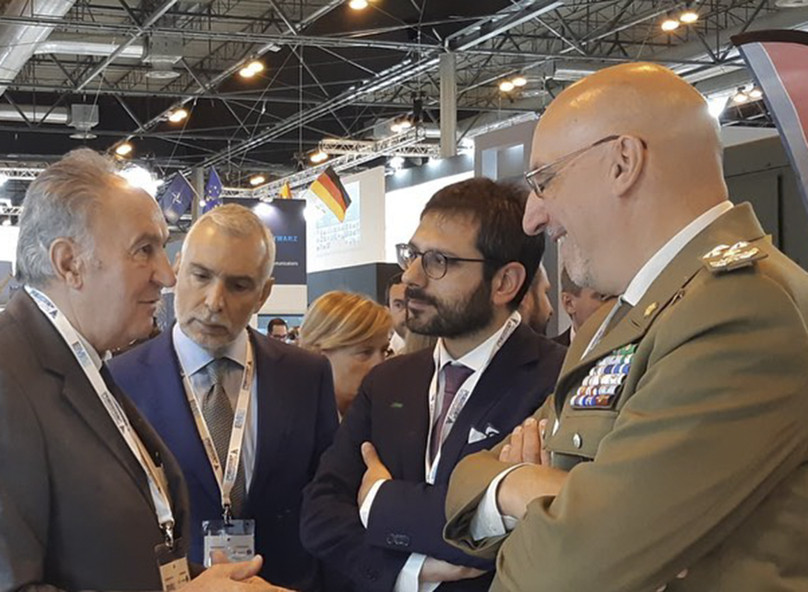 Feindef: l'On. Tofalo con il Generale di Corpo d'Armata Nicolò Falsaperna all’inaugurazione di FEINDEF Feindef: l'On. Tofalo con il Generale di Corpo d'Armata Nicolò Falsaperna all’inaugurazione di FEINDEF