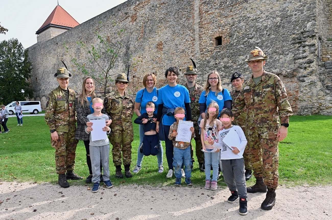 Gli studenti della scuola Bartos Sándor di Varpalota al “Battle tour” con i militari del contingente italiano in Ungheria