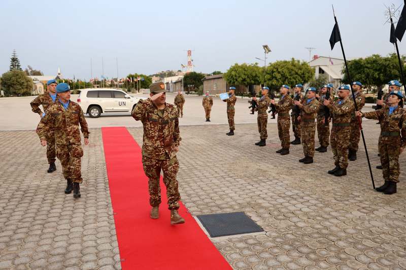 La resa degli onori militari al Comandante del COVI