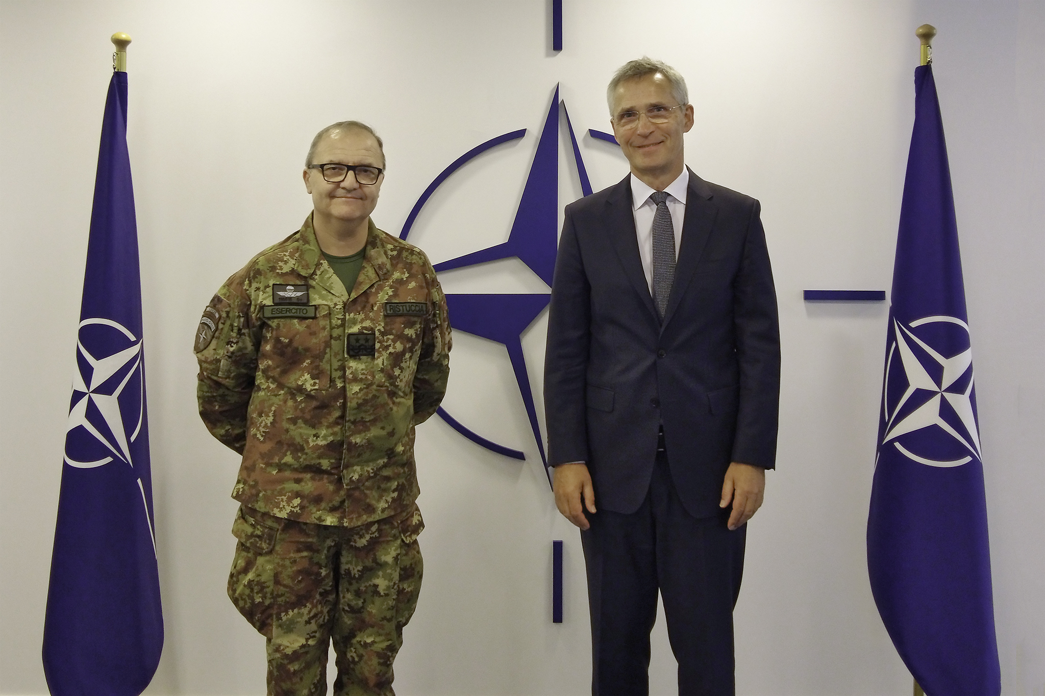 Il Segretario Generale NATO Stoltenberg e il Comandante di KFOR, Generale di Divisione Ristuccia