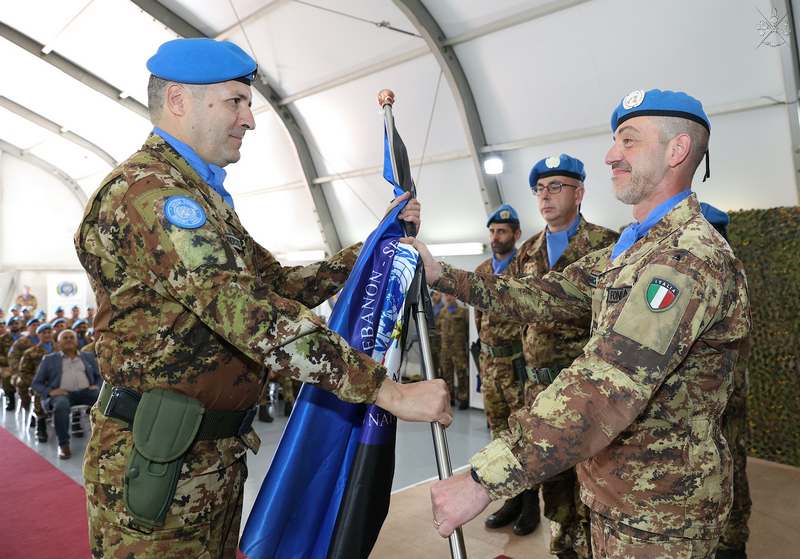 Il Col. Pantanella riceve la bandiera del NSE