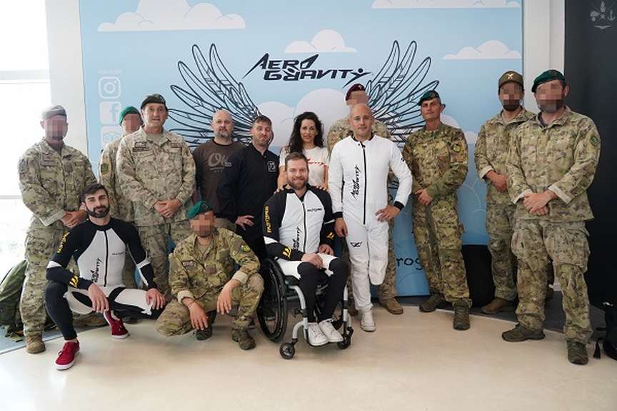 Le Forze Speciali si addestrano al volo con atleti disabili