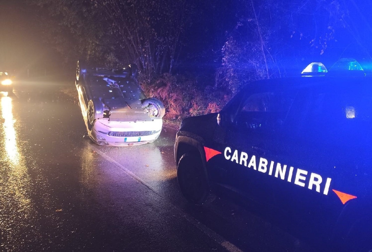 Carabiniere fuori servizio salva una donna intrappolata nell’auto dopo un incidente
Carabiniere fuori servizio salva una donna intrappolata nell’auto dopo un incidente