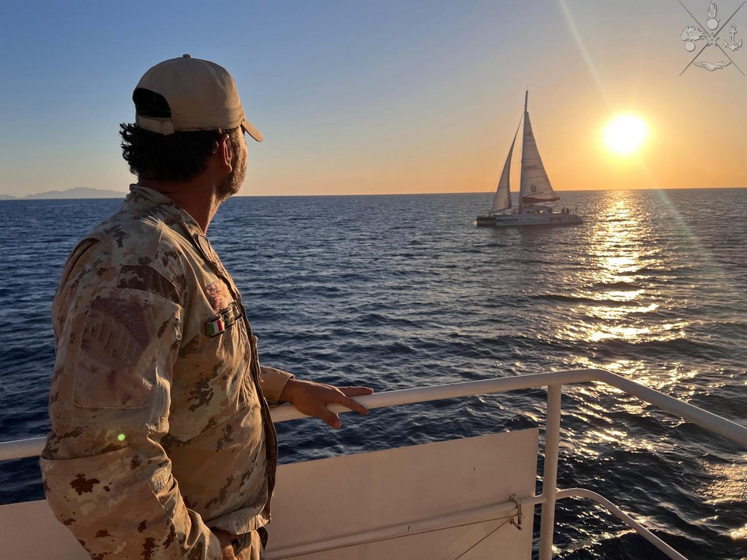 Le “Navi del Deserto” accompagnano “Lo Spirito di Stella” nello stretto di Tiran Le “Navi del Deserto” accompagnano “Lo Spirito di Stella” nello stretto di Tiran