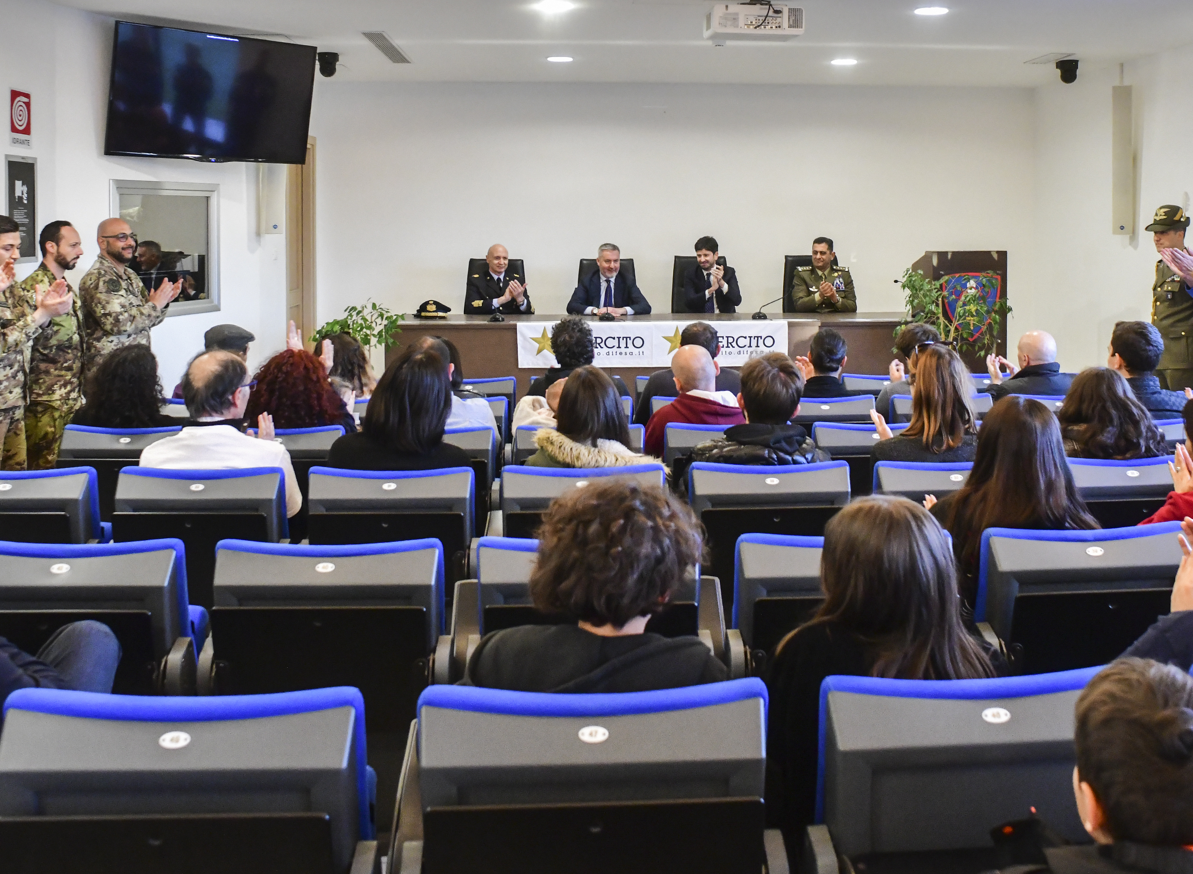 Emergenza coronavirus: tornano a casa gli italiani ospitati alla Cecchignola Emergenza coronavirus: tornano a casa gli italiani ospitati alla Cecchignola