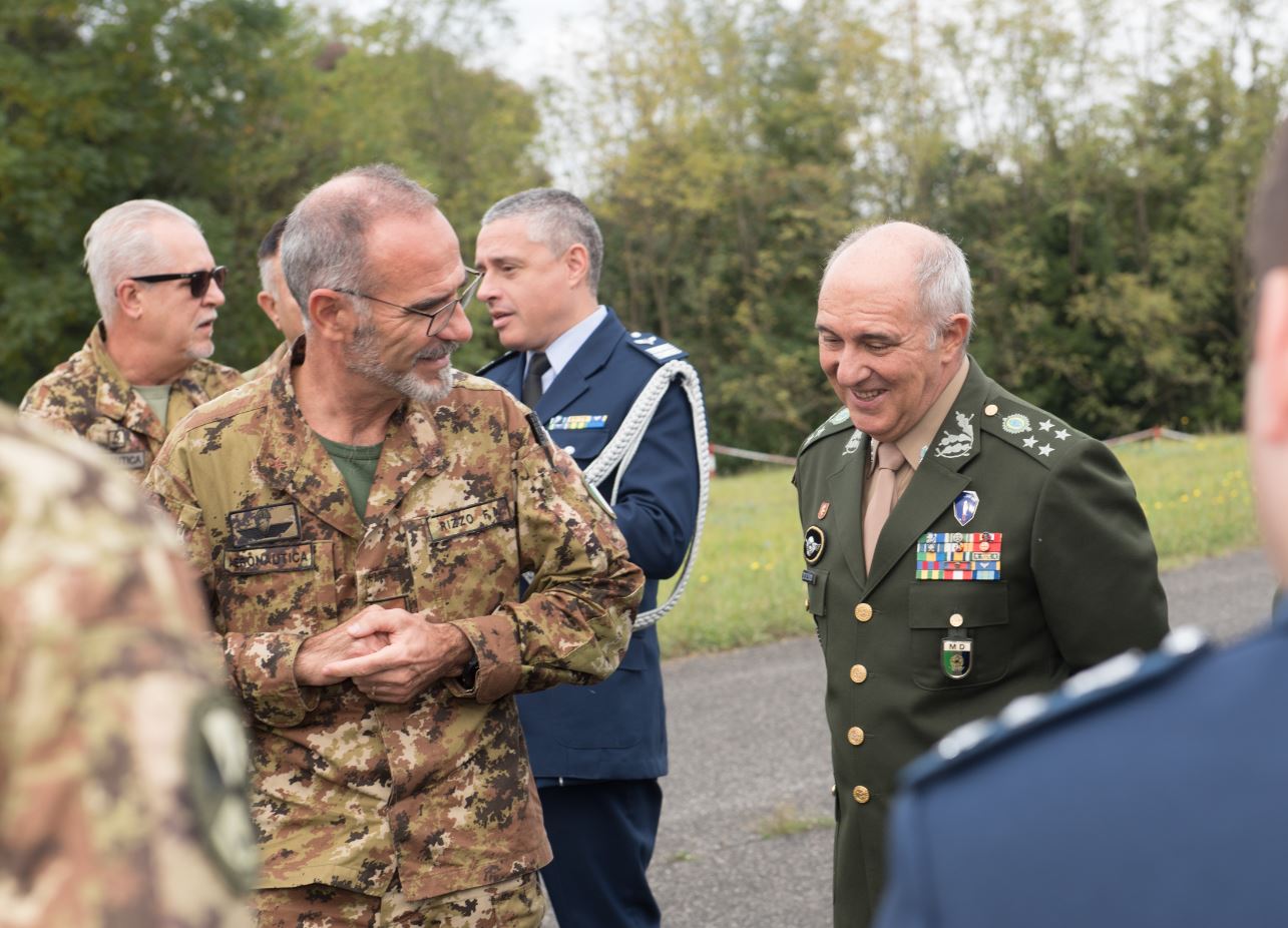 Il Gen.B. Rizzo accoglie il Gen. Pereira alla Scuola di Aerocooperazione