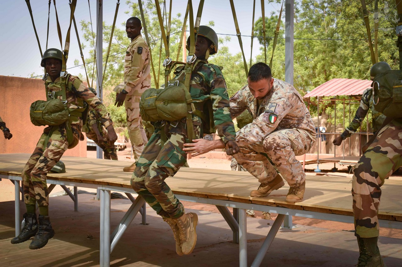 Niger, la missione bilaterale italiana brevetta 57 nuovi paracadutisti nigerini