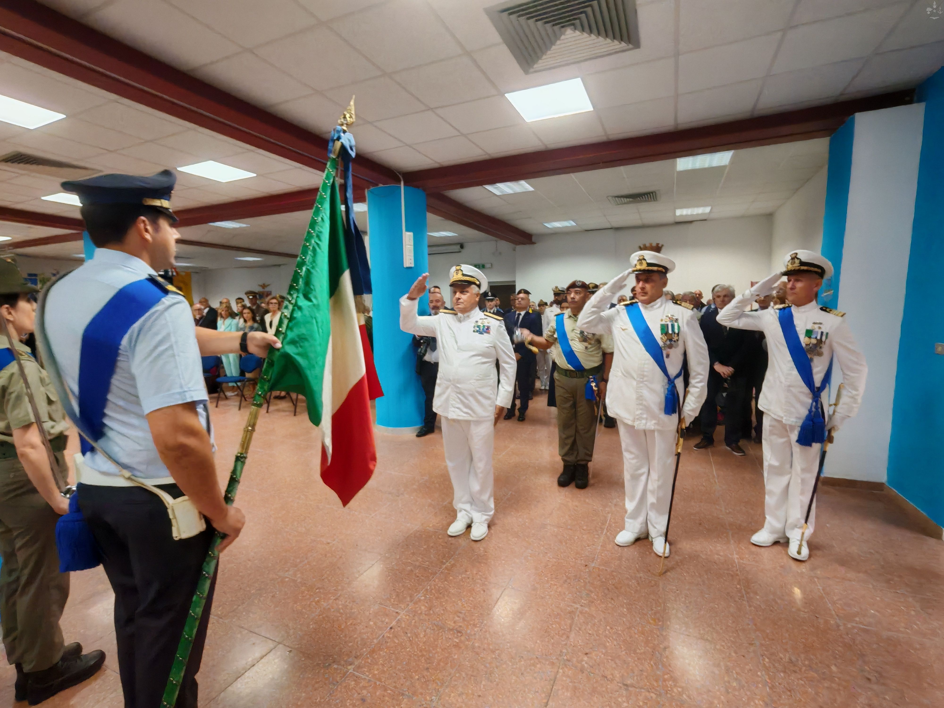 Cerimonia di avvicendamento tra il CV Giuseppe Aufiero, Comandante cedente, e il CV Stefano Cossu Cerimonia di avvicendamento tra il CV Giuseppe Aufiero, Comandante cedente, e il CV Stefano Cossu