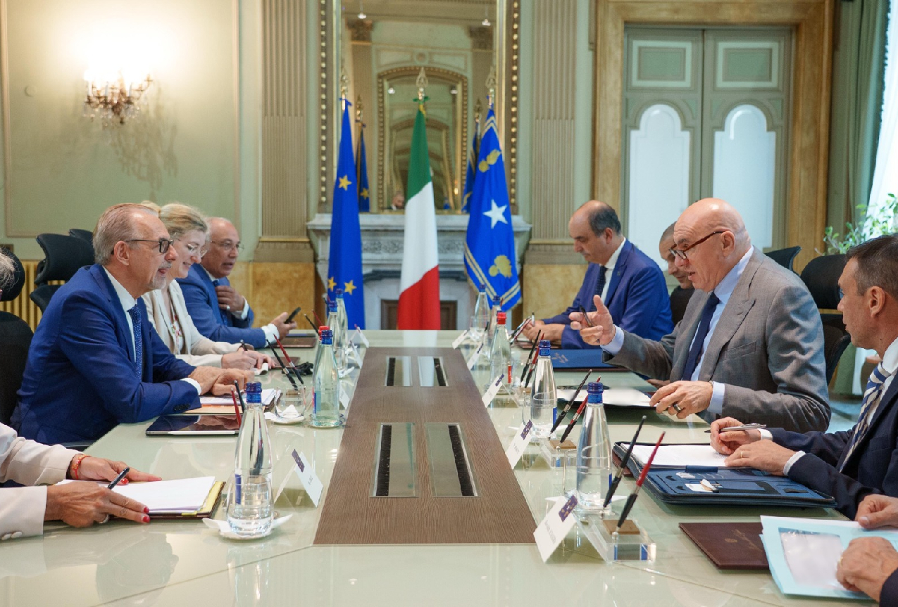 Il Ministro Crosetto riceve il Direttore Generale dell’Agenzia Spaziale Europea
Il Ministro Crosetto riceve il Direttore Generale dell’Agenzia Spaziale Europea