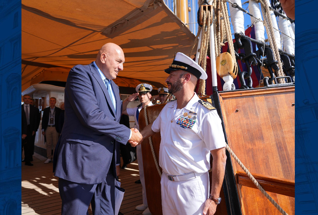 Il Ministro Crosetto a Napoli incontra il personale della Marina Militare impegnato nel Tour Vespucci