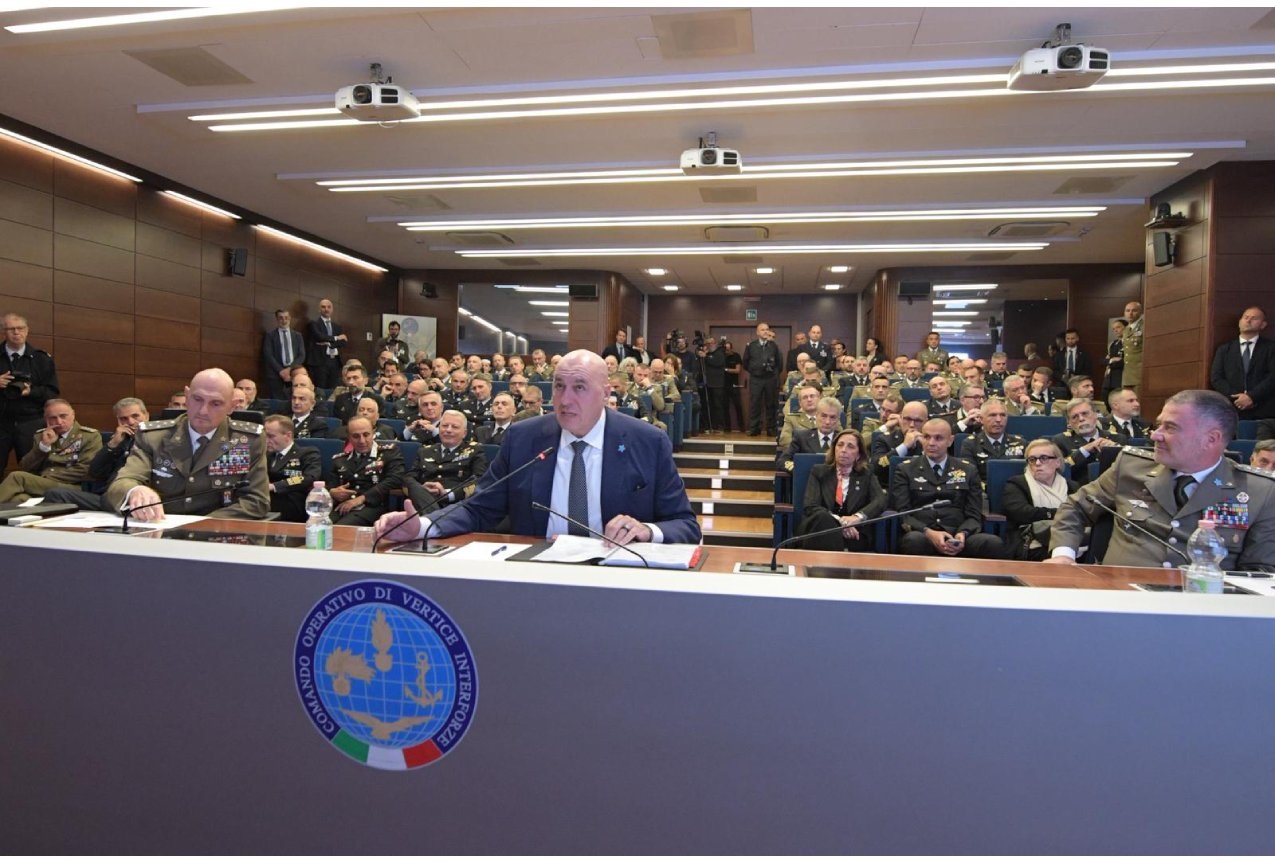 Il Ministro Crosetto in video collegamento con i Teatri Operativi in Italia e all’estero