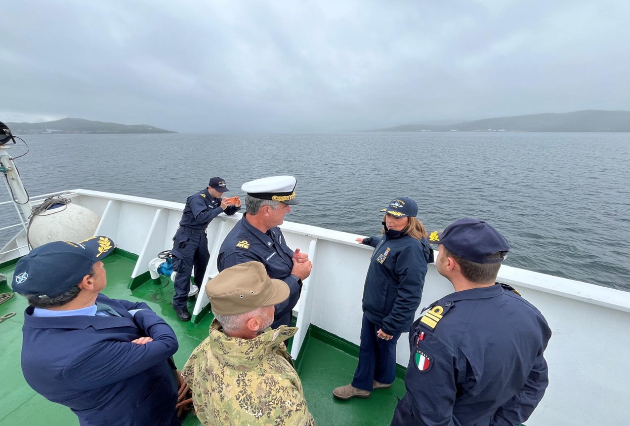 Il Sottosegretario Rauti visita Nave Alliance: piattaforma di ricerca scientifica per la sicurezza dell’Artico