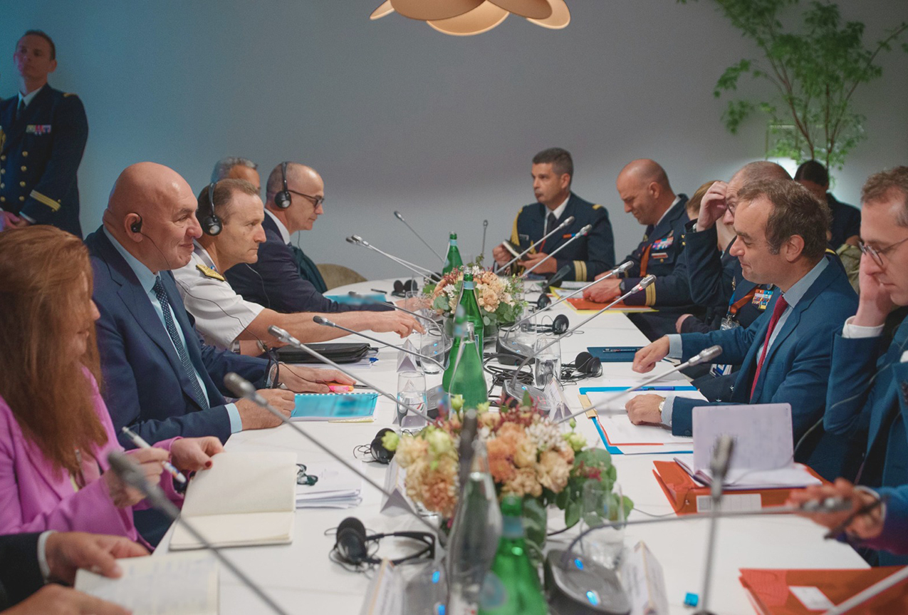 Il Ministro Crosetto con omologo francese al Salone Internazionale dell'Aeronautica e dello Spazio Il Ministro Crosetto con omologo francese al Salone Internazionale dell'Aeronautica e dello Spazio