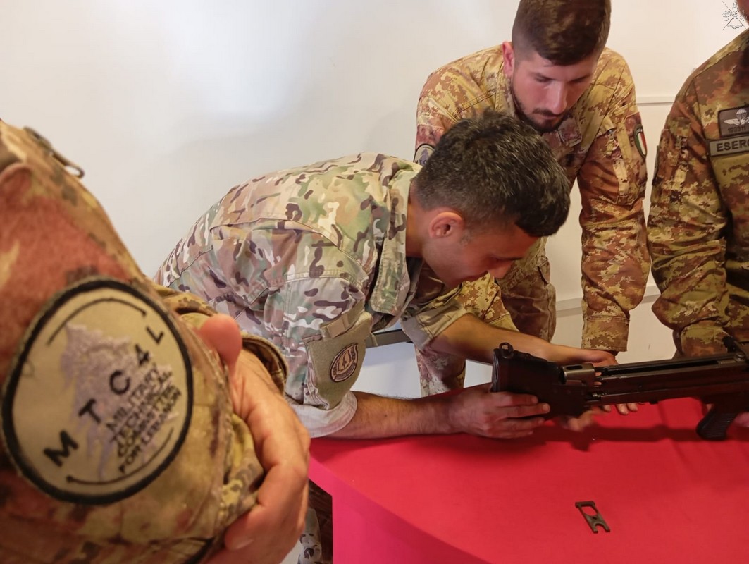 Militari italiani in addestramento al tiro con le Lebanese Armed Forces Militari italiani in addestramento al tiro con le Lebanese Armed Forces