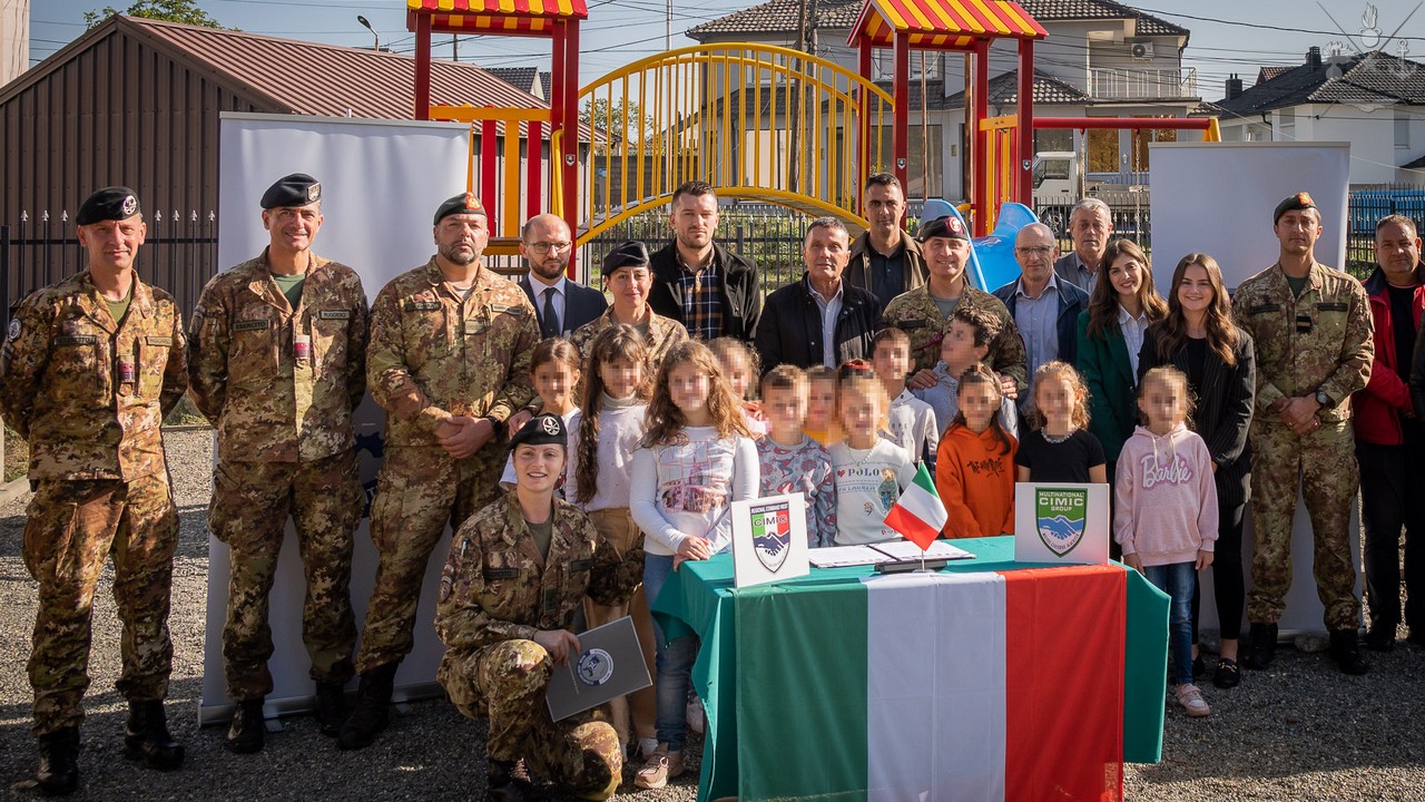 Missione Kosovo: il contingente italiano dona un parco giochi
