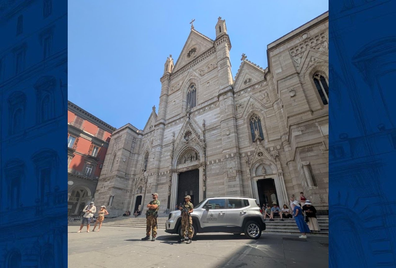 Napoli, militari bloccano uomo che aveva rubato la 
