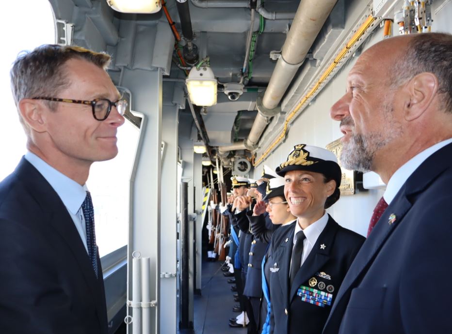 Op. Brilliant Shield, Nave Rizzo riceve in visita l’Ambasciatore d’Italia a Stoccolma e una delegazione civile svedese