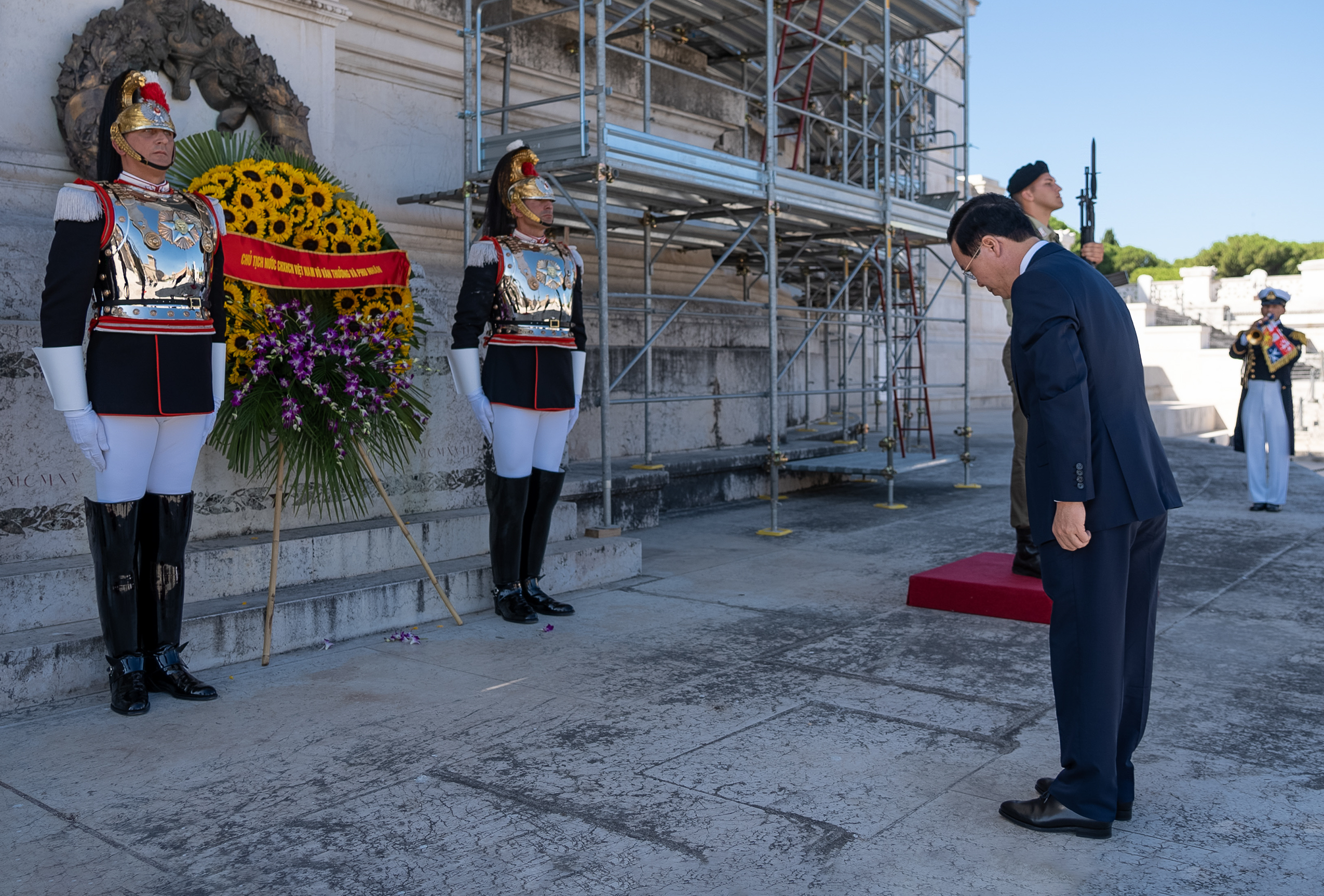 Il Ministro Crosetto con il Presidente della Repubblica Socialista del Vietnam all’Altare della Patria