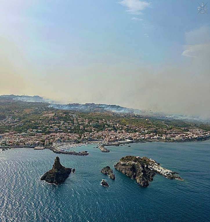 MARINA MILITARE: Elicotteri impegnati nello spegnimento di incendi nelle aree di Catania e Messina