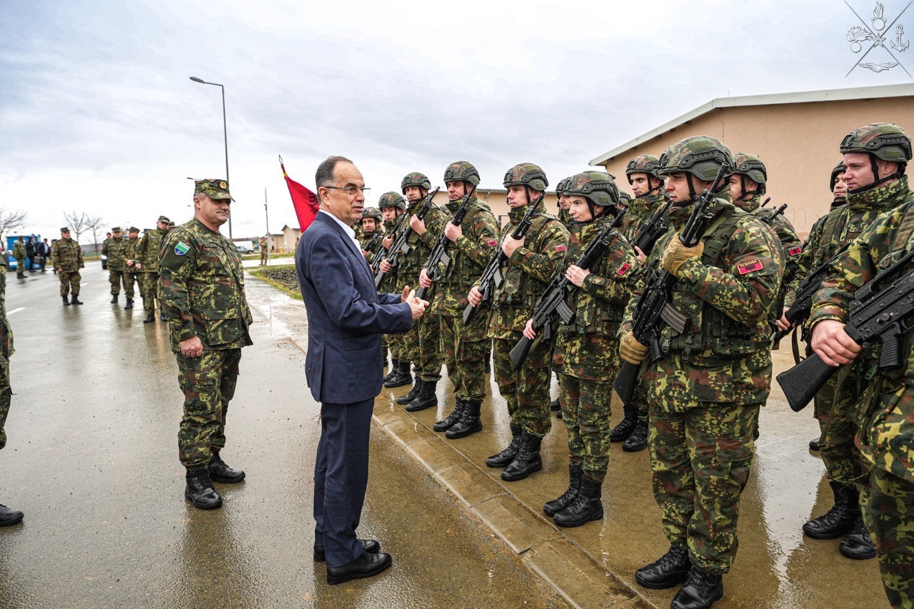 Il Presidente della Repubblica di Albania visita il contingente nazionale albanese in Bulgaria