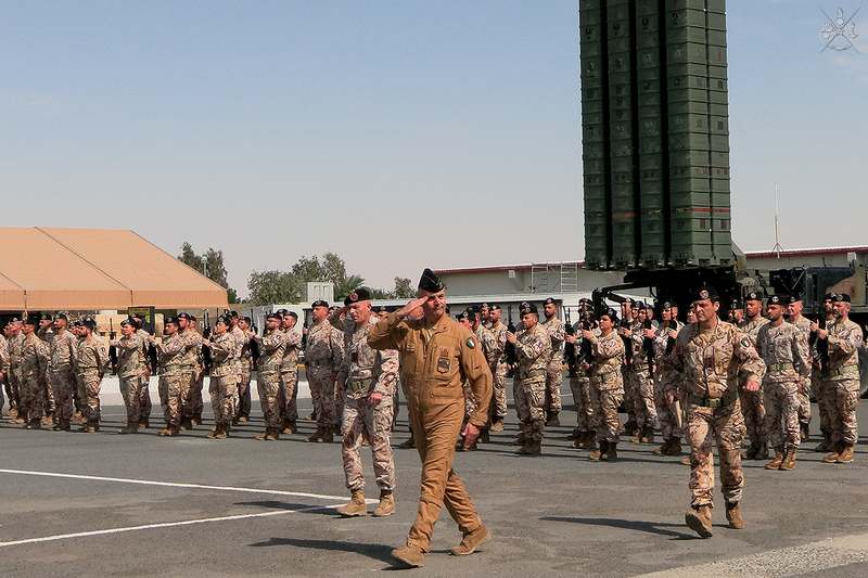 Il Col. Nicoletti passa in rasegno lo schieramento del Task Group