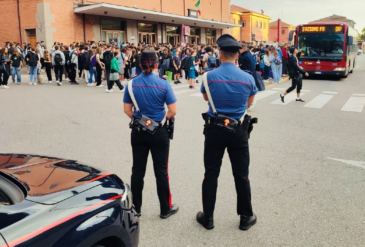 Carabinieri: scende dall’autobus e si perde. Giovane studente rintracciato e accompagnato a scuola dai carabinieri