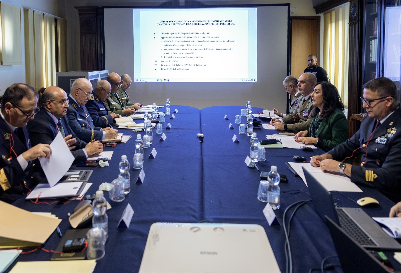 La delegazione algerina e la delegazione italiana discutono i temi dell'agenda La delegazione algerina e la delegazione italiana discutono i temi dell'agenda