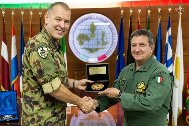 Il Capo del Comando delle Forze Armate svizzere visita il COVI