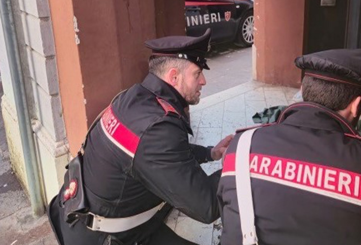 Chiama il 112: “Ho fame e freddo”. I carabinieri gli offrono la cena e gli regalano una coperta Chiama il 112: “Ho fame e freddo”. I carabinieri gli offrono la cena e gli regalano una coperta