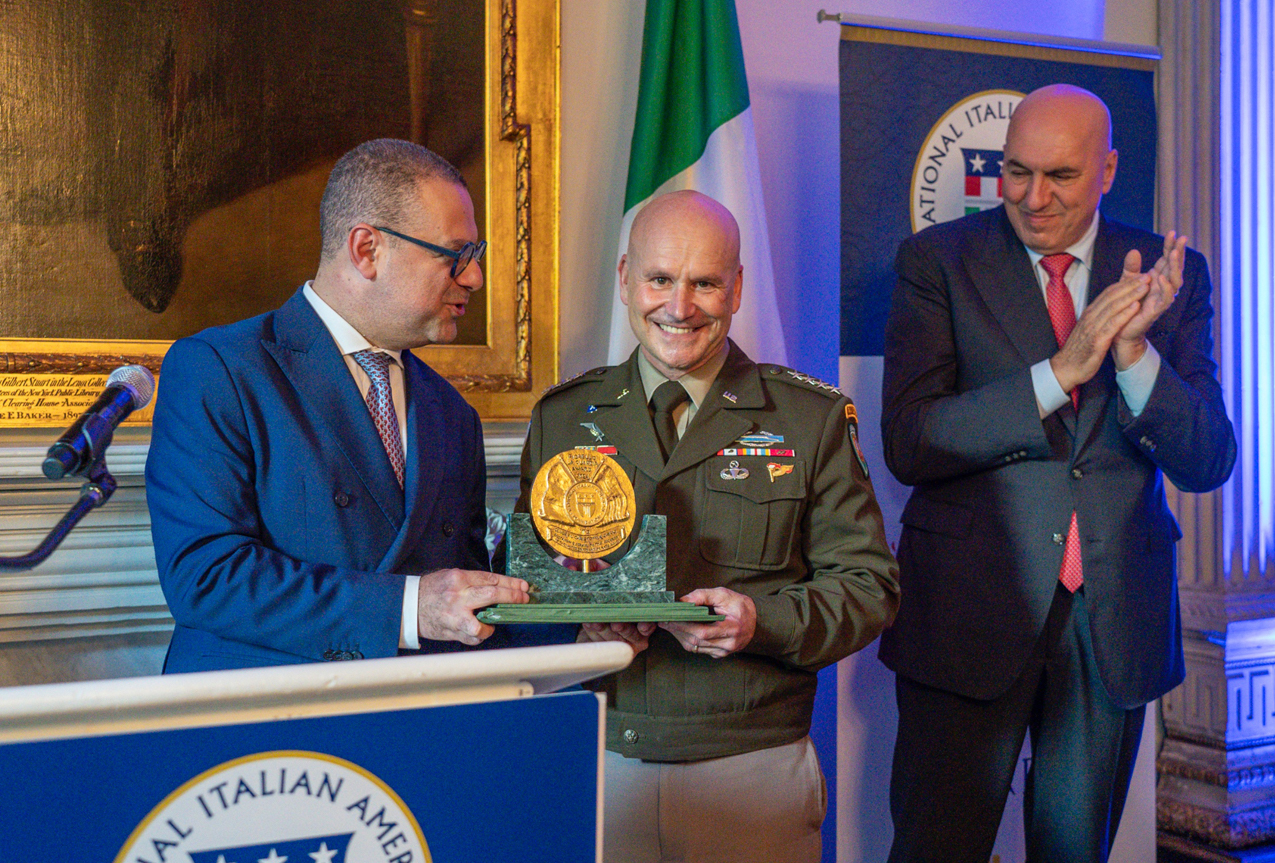 Decatur House (National Italian American Foundation’s Reception): Consegna premio Fiorello LaGuardia a SACEUR Decatur House (National Italian American Foundation’s Reception): Consegna premio Fiorello LaGuardia a SACEUR