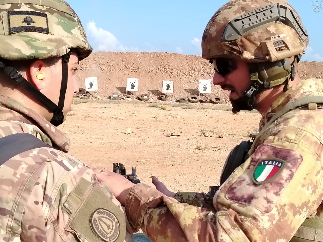 Militari italiani in addestramento al tiro con le Lebanese Armed Forces