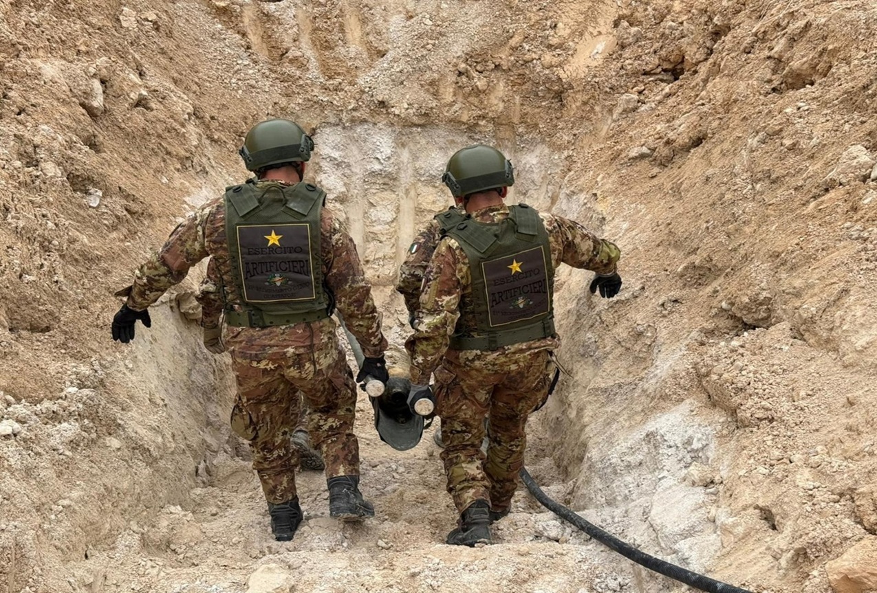 Successfully completed the clearance of two World War II aerial bombs found in Eboli (SA), totaling 350 pounds (approximately 160 kg).

The Italian Army bomb disposal experts operated with highly spec