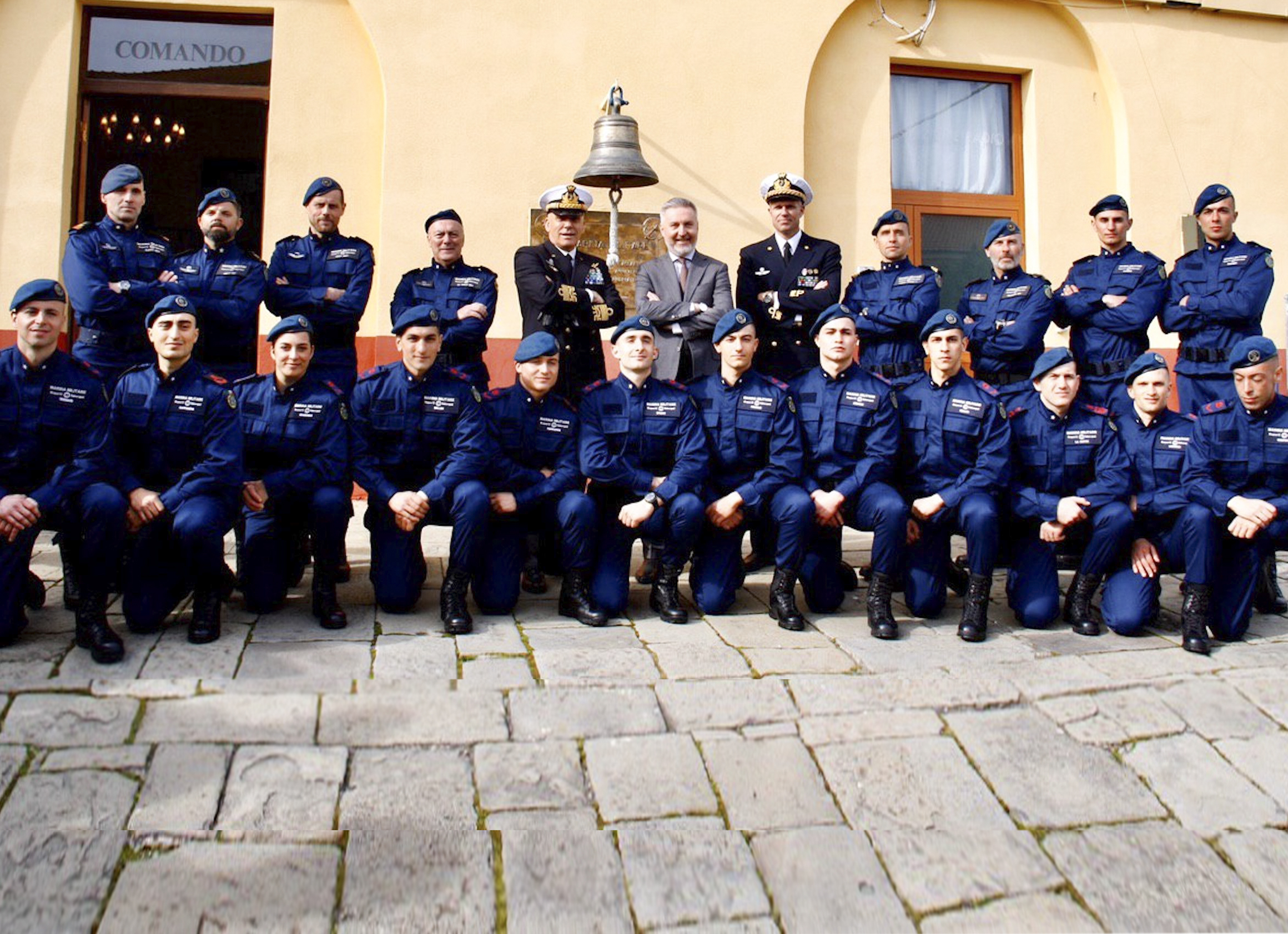 Difesa: il Ministro Guerini consegna il basco da Palombaro a 15 giovani marinai Difesa: il Ministro Guerini consegna il basco da Palombaro a 15 giovani marinai