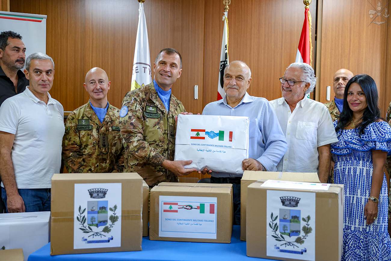 Libano: “Caschi Blu” italiani donano beni di prima necessità agli sfollati delle aree di confine nel Sud del paese