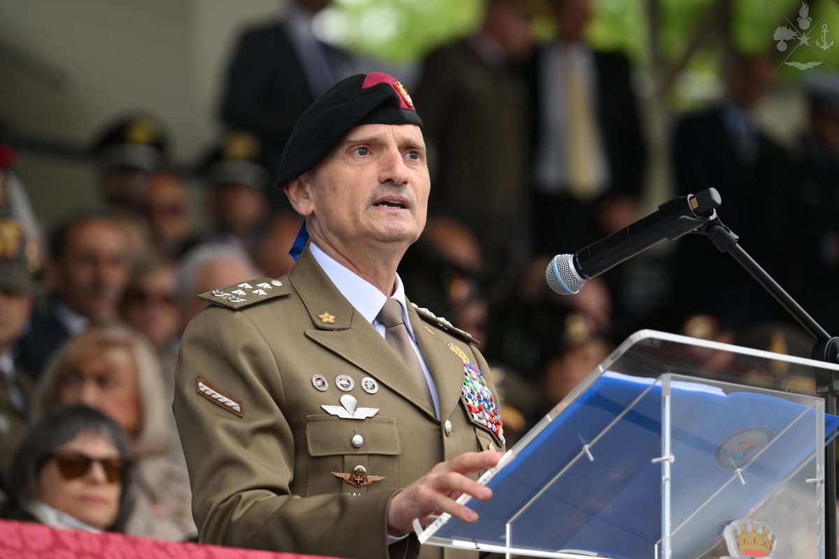 Difesa: il Generale Portolano alla cerimonia del Mak Π 100 del 205° corso “Fierezza” dell’Accademia Militare di Modena Difesa: il Generale Portolano alla cerimonia del Mak Π 100 del 205° corso “Fierezza” dell’Accademia Militare di Modena